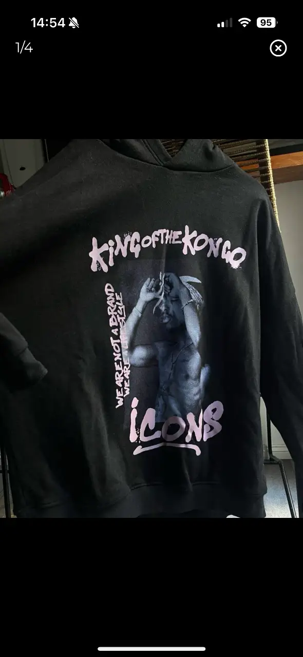 Buzo canguro negro con estampado "King of the Kongo" y la imagen de un hombre. En la manga tiene una etiqueta con el logo de la marca y la frase "We are not a brand, we are a lifestyle". estado impecable casi sin uso 