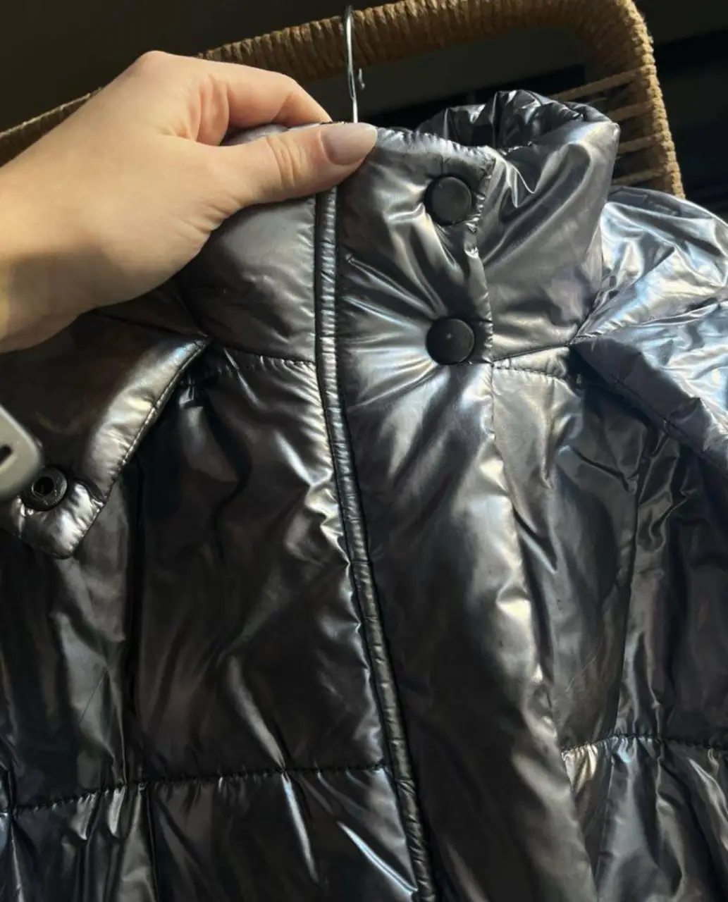 Campera metalizada para mujer, comprada en Asosideal para el invierno. Diseño acolchado y con capucha. talle 8US equivalente a un S. no tiene uso. es un poco más larga detrás, tiene bolsillos, cierre y botones. medidas: largo delantero 65cm, largo tras 70, sisa 23, axila a axila 64
