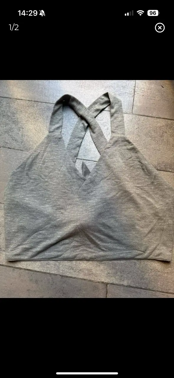 Top gris con diseño cruzado en la espalda y detalle de lazo. Ideal para un look casual y cómodo. talle S largo 32, ancho 43