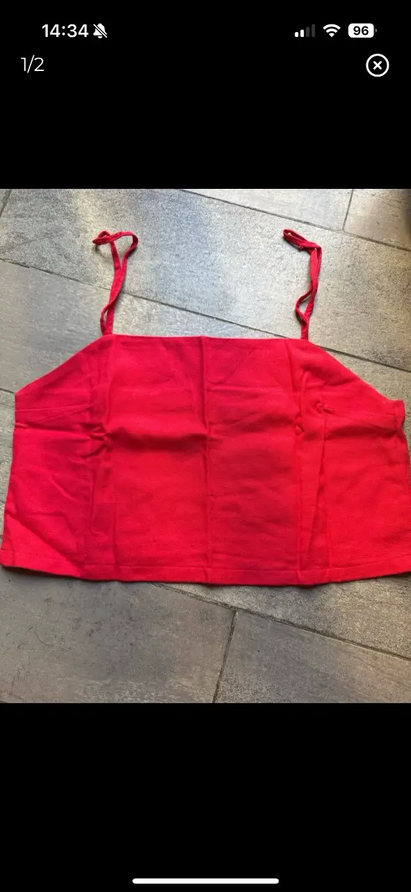 Top rojo con breteles finos, ideal para un look fresco y moderno. Perfecto para combinar con jeans o faldas. tengo el short haciendo juego. largo 27, ancho 40