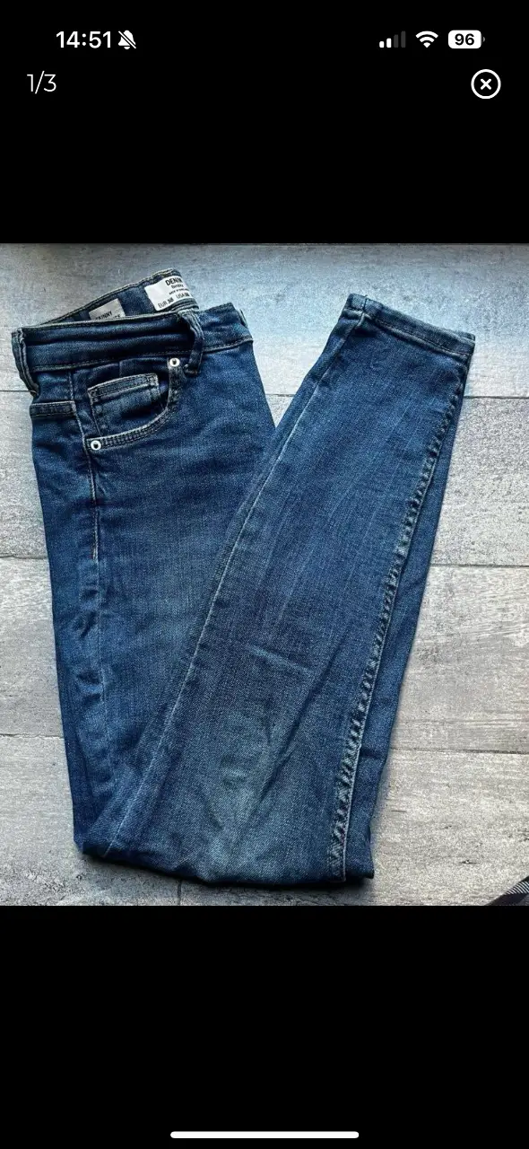 Jeans chupin de mujer, tiro medio, color azul oscuro, de la marca Bershka. Talle 38 EUR, 06 USA, MEX 28. Ideal para un look casual y moderno. medidas: cintura 35, cadera 39, tiro trasero 37, delantero 28, largo 94. casi sin uso, lo vendo porque me quedó grande! va para un 27