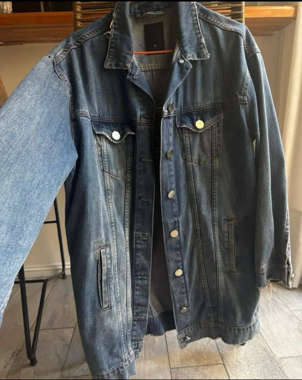 Campera de jean oversize con diseño bordado en la espalda., detalles de roturas en puños y borde inferior ideal para un look casual y canchero. talle 44/M es larga. (largo total 78, largo mangas 54, hombro a hombro 50) 