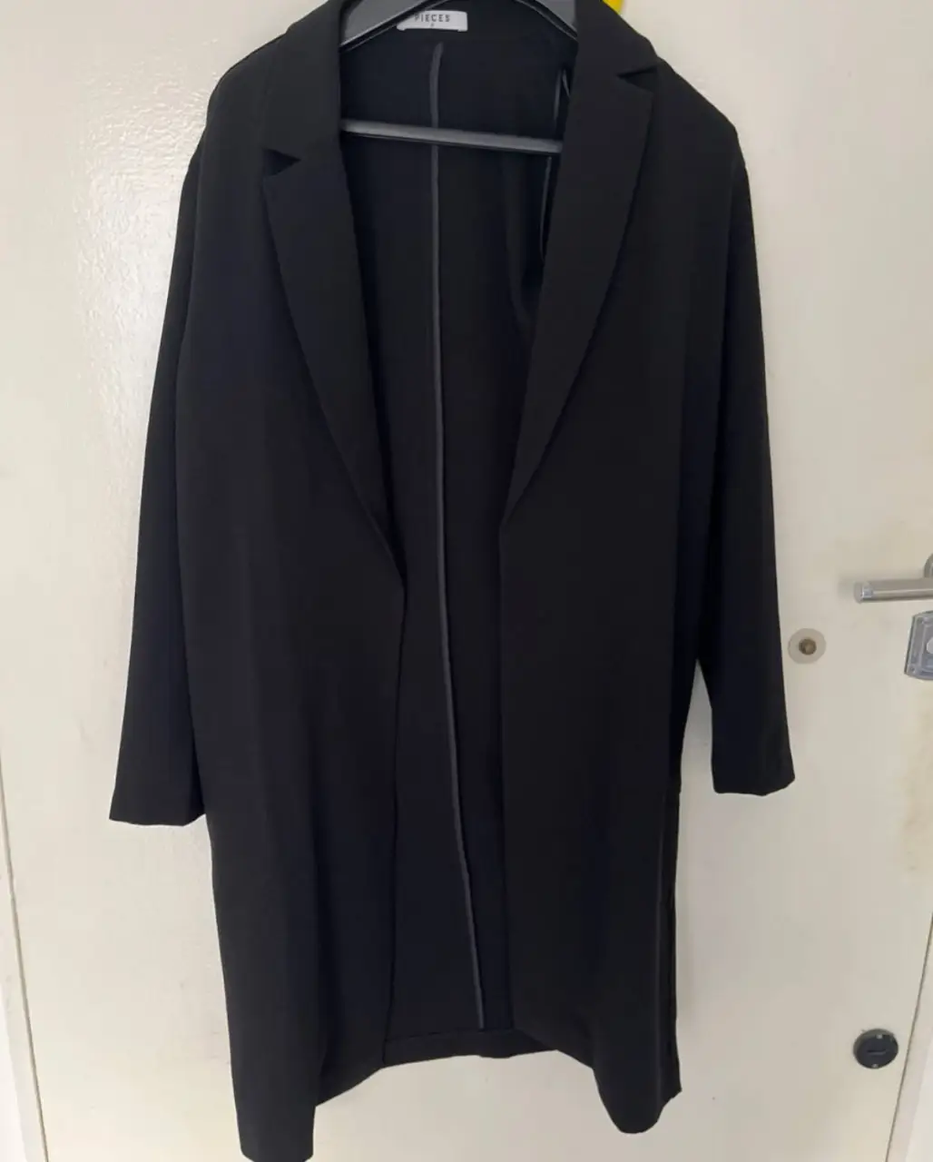 Elegante blazer largo negro de la marca Pieces, Asos  ideal para un look sofisticado y versátil. Perfecto para combinar con diferentes outfits, desde formales hasta casuales. no está forrado. largo 98, hombro a hombro 40, sisa 22, largo manga 55. tela crep pesada 
