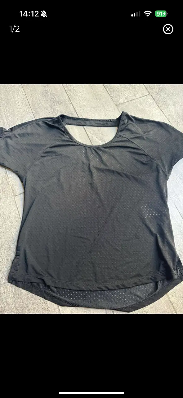 Remera deportiva negra NIKE con espalda descubierta, ideal para entrenamientos. Diseño transpirable y cómodo. súper fresca. medidas: largo total 57, axila a axila 46
