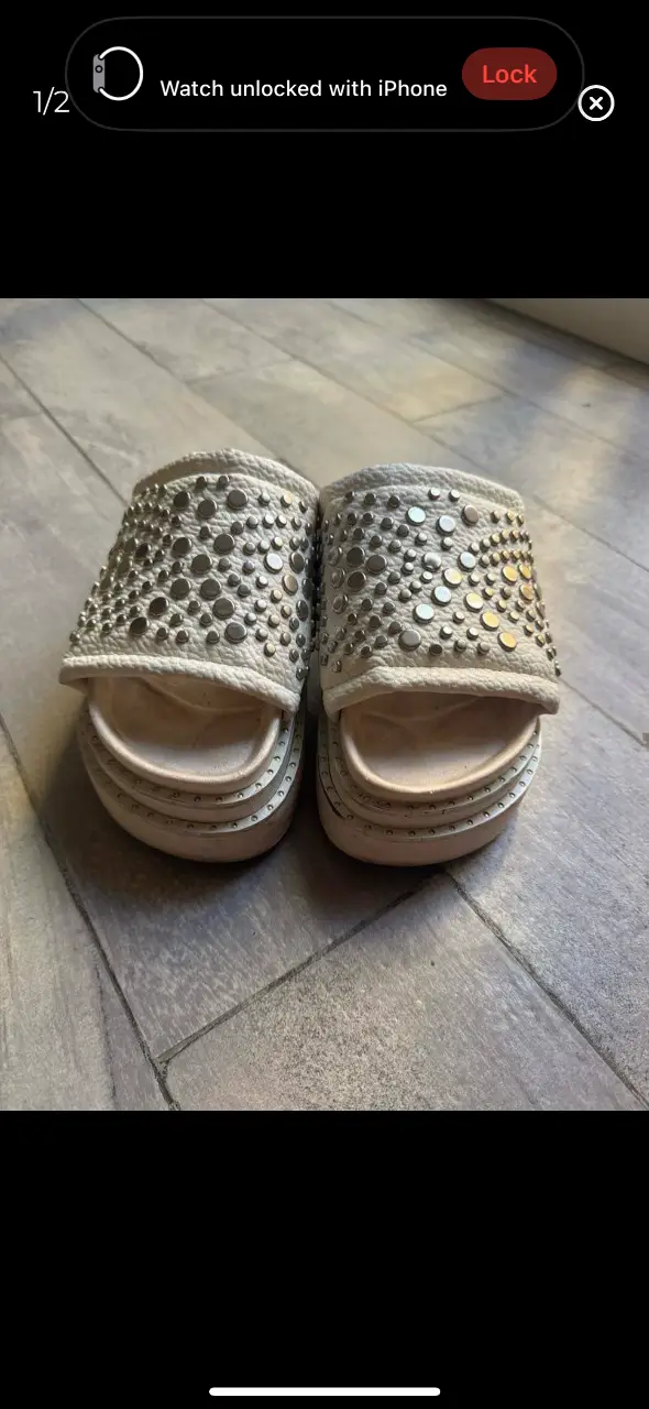 Sandalias de plataforma con tachas plateadas, ideales para un look canchero y con onda. Perfectas para el verano. marca cocacox, son talle 36 pero van para un 6/7 con empeine alto! muy cómodas 