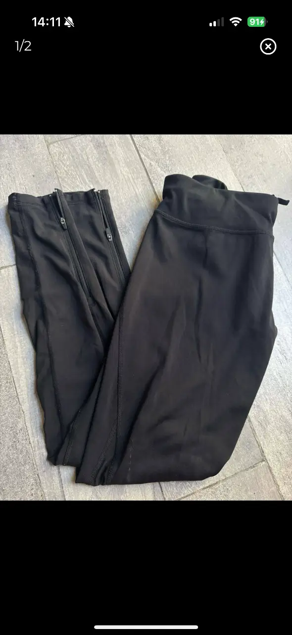 Calzas deportivas negras PUMA con cierre en los tobillos hasta casi las rodillas, ideales para entrenar. Ajuste perfecto con cordón y diseño funcional. medidas: cintura 33, cadera 43, largo 90