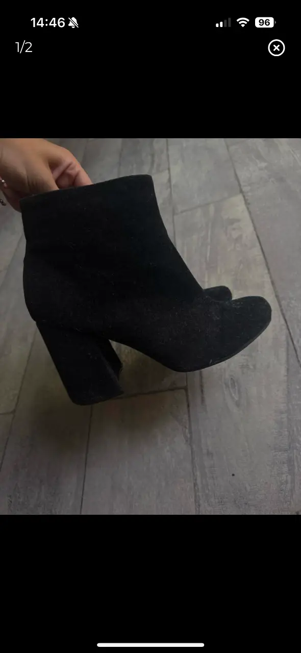 Botines negros de gamuza con taco ancho. marca brendy Sotelo Ideales para un look moderno y cómodo. largo de taco 8cm, impecables y súper cómodas. casi sin uso! 23cm