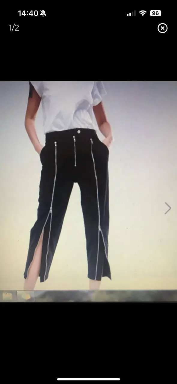 Pantalón Asos  negro de vestir con cierre en los laterales. Corte recto y detalles de diseño. cancherisimo lo vendo porque me quedó grande! medidas largo 98, cintura 36, tiro delantero 33, trasero 36, cadera 46. 