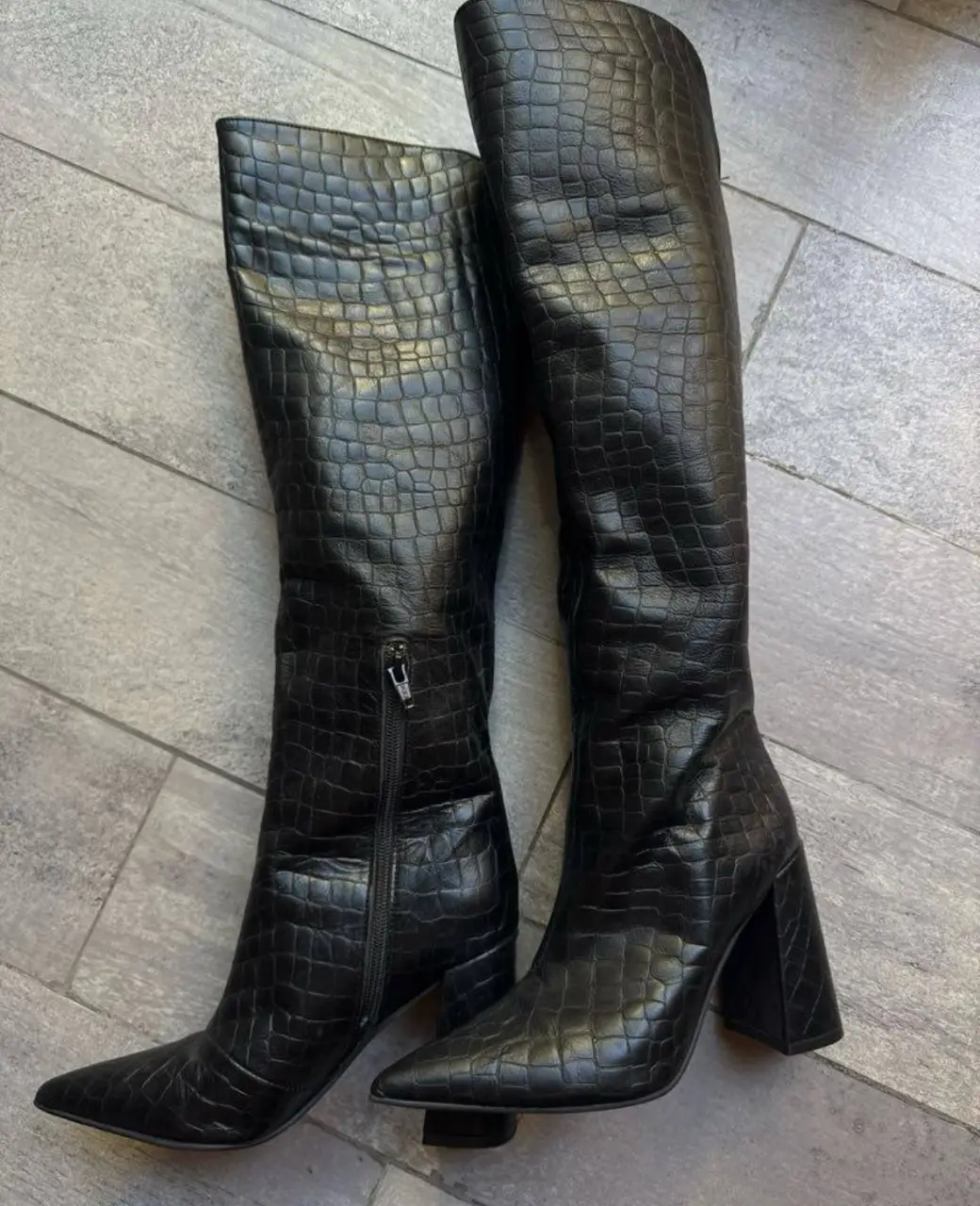 Botas altas de mujer, marca Toutrevient color negro con textura de reptil. Diseño elegante con taco ancho y punta fina. Ideales para un look sofisticado. talle 37. dos usos. están impecables 