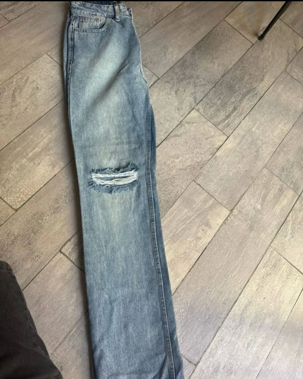 Jeans de mujer Ginebra, tiro alto, con roturas en la rodilla. Talle 26.impecable dos usos! 