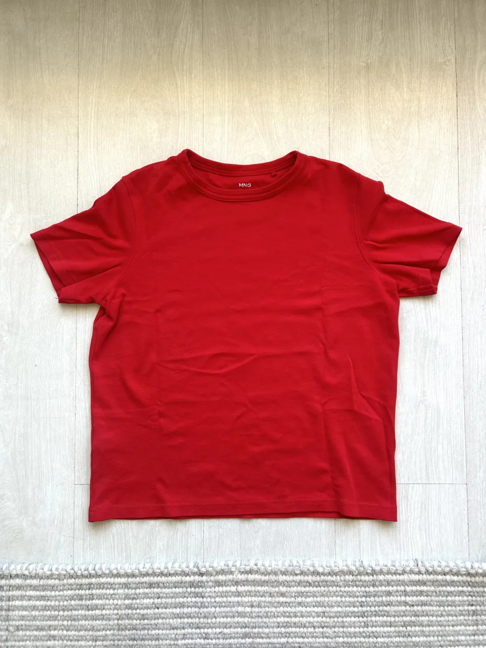 Remera Mango España, roja de manga corta y cuello redondo. Talle M. Sin uso.
