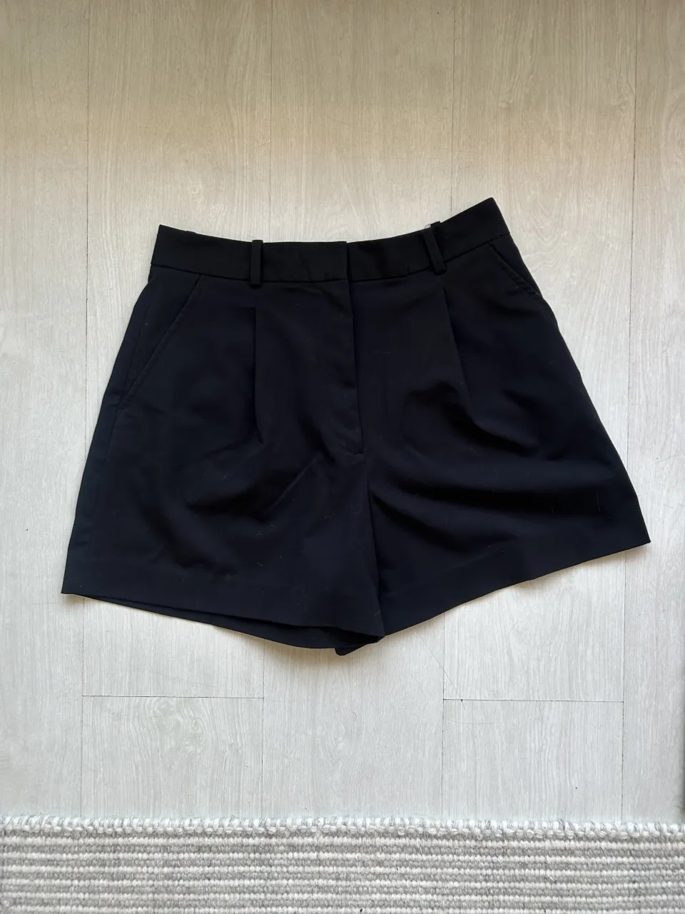 Shorts negros Zara España, de vestir con pinzas delanteras y bolsillos laterales. Cierre con botón y cierre.
Tiene unas manchas rosas en la parte de atrás y abajo de la pierna derecha.
