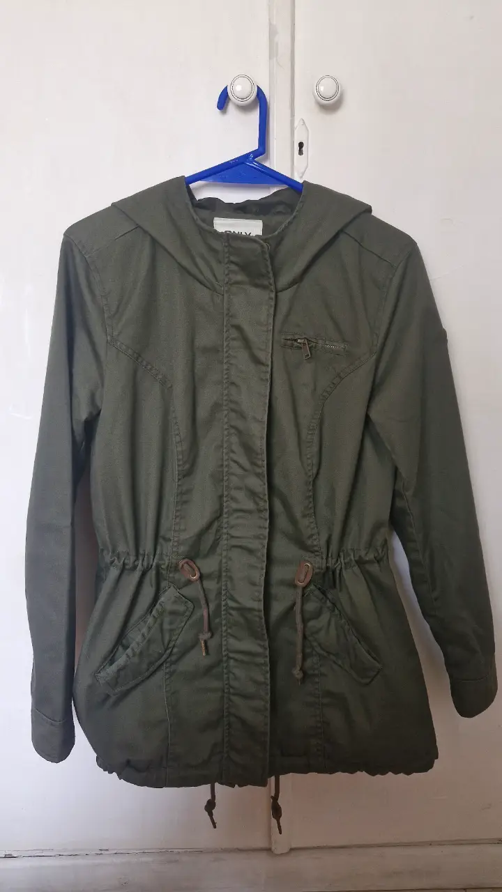 Campera verde militar de la marca Only, con capucha y ajuste en la cintura. Ideal para un look casual y cómodo.