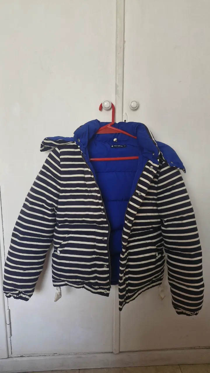 Campera de pluma, a rayas blancas y azules, con capucha azul. Ideal para el invierno. super abrigada y comoda