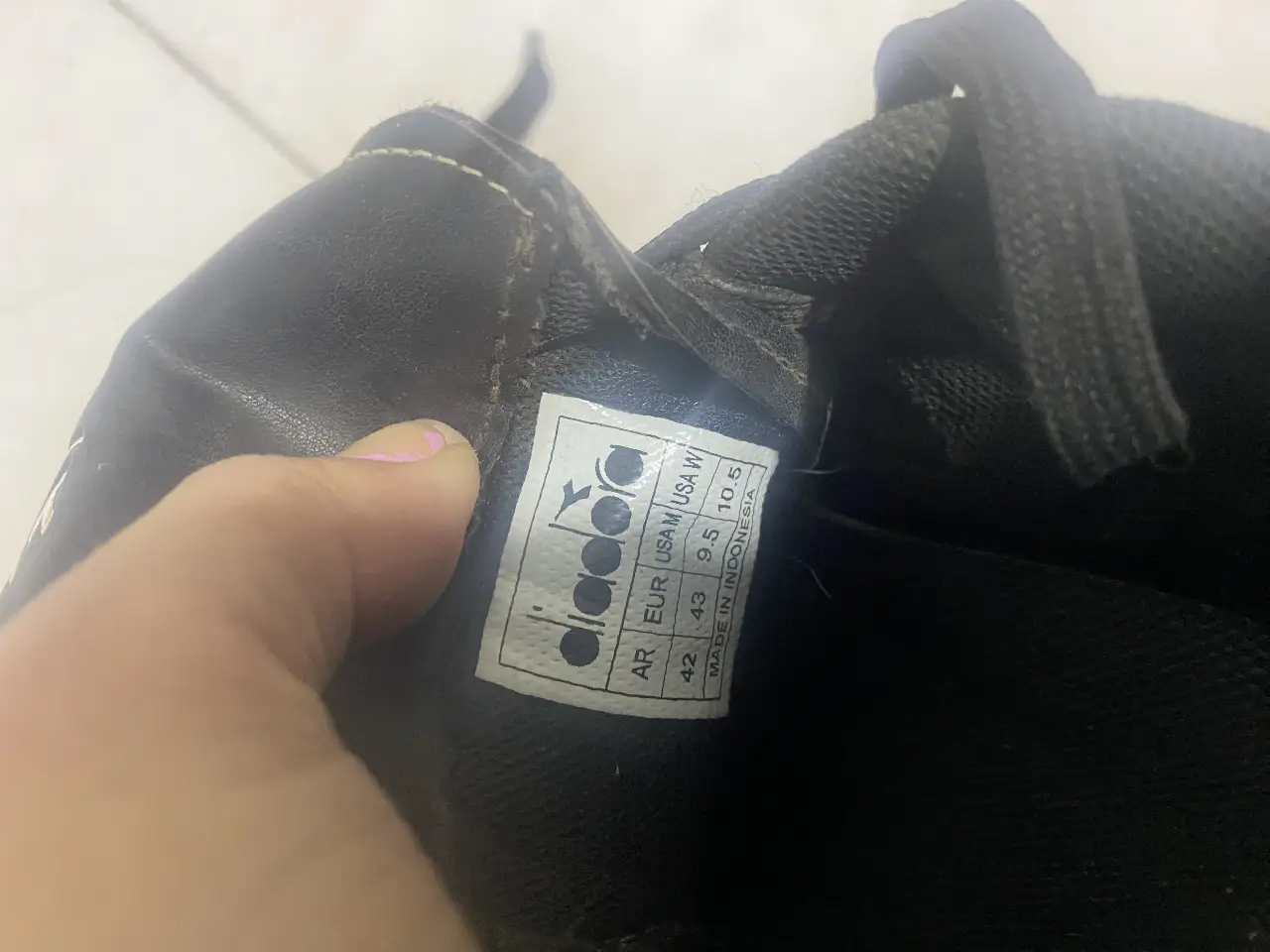 Zapatillas de fútbol Diadora negras, con detalles en blanco. Talle 42, hechas en Indonesia.