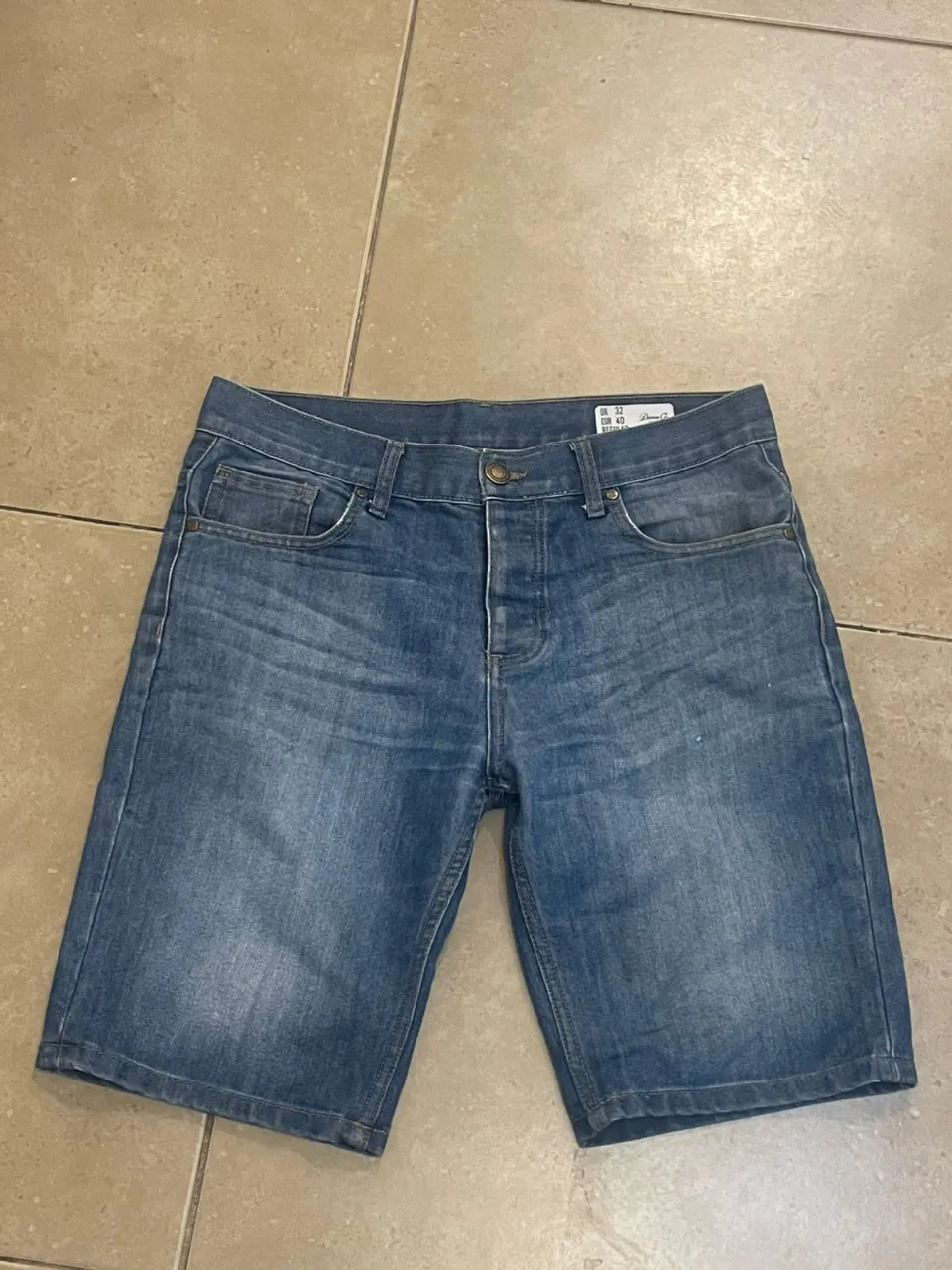 Bermuda de jean de hombre, perfecto estado
Talle M