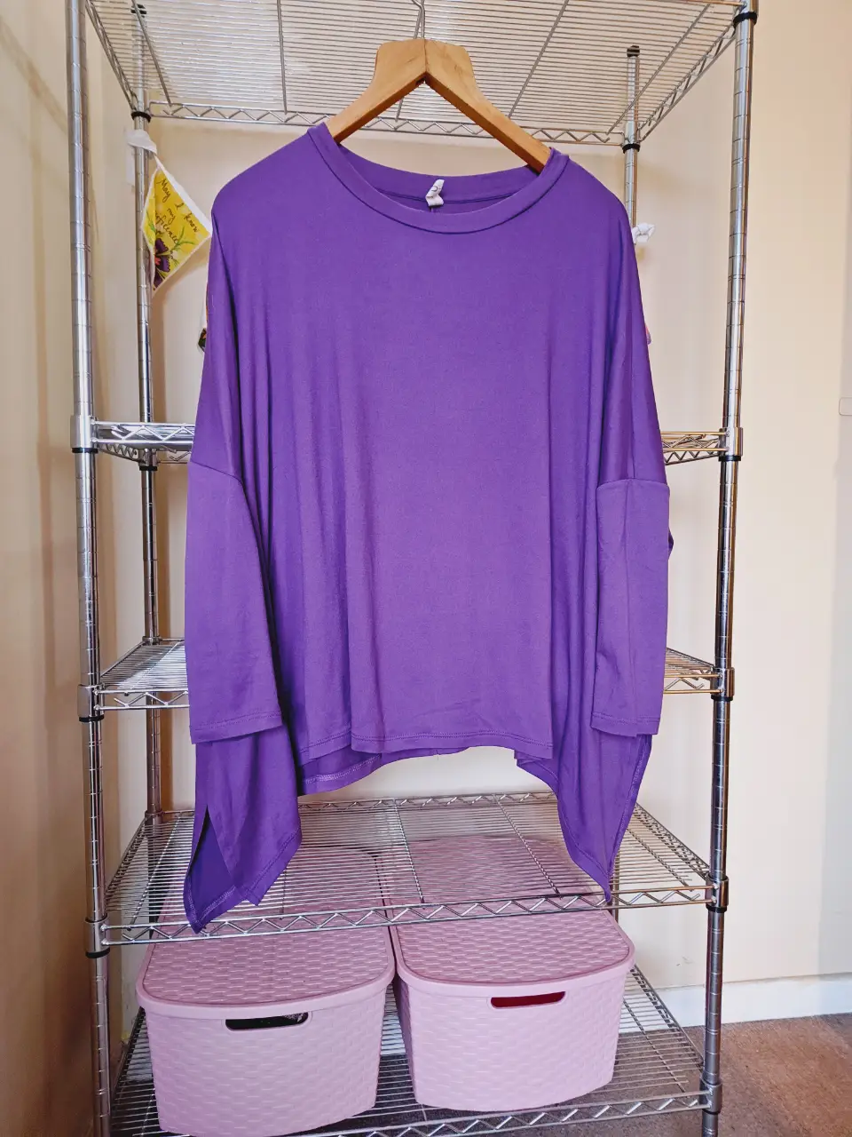 Remeron oversized de color violeta, con mangas amplias y corte asimétrico. Ideal para un look casual y cómodo. Es de modal gamuzado, súper amplio. Tuvo solo 1 uso. Medidas por lado: axila a axila 88cm, cintura 89cm, cadera 93cm, largo delantero 60 cm, largo trasero 63 cm