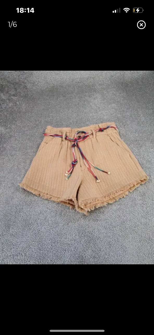 Short de tela tejido color crudo con cinturón de la misma tela y detalles en colores. Marca Zara, talle M. es para un 38/40 de pantalón 