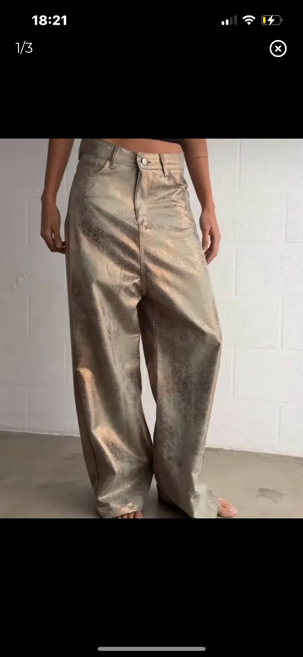 Pantalón suelto metalizado dorado, ideal para un look audaz y moderno. Perfecto para destacar en cualquier ocasión. cintura 77 cm cadera 110 cm  tiro 45 cm 