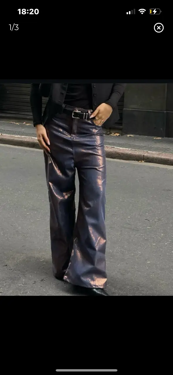 Pantalón amplio con efecto metalizado. Tiro alto y corte palazzo. Ideal para un look de fiesta o salida. cintura78 cm cadera110 cm tiro 46 cm