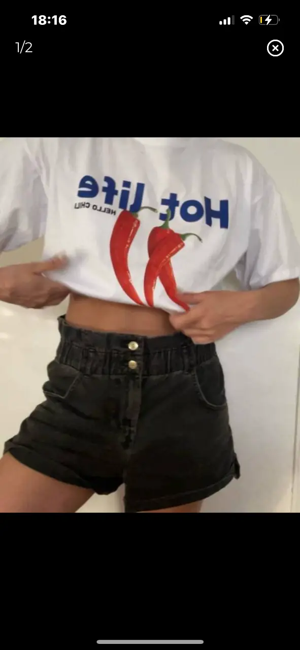 Remera blanca de algodón con estampado "Hot Lite" y dos ajíes rojos. Ideal para un look casual y canchero.