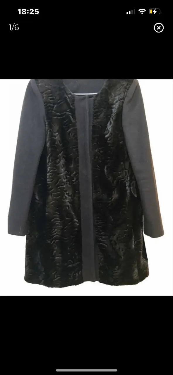 Tapado largo de mujer, con mangas en color negro y el cuerpo en un material   terciopelo con diseño en relieve. Ideal para el invierno, este tapado combina elegancia y abrigo.