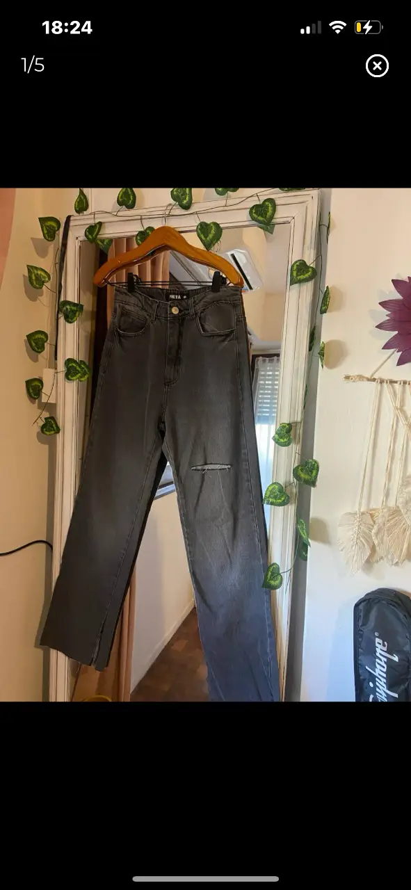 Jeans wid leg de color gris con rotura en la rodilla. Talle 40. marca pieta  sin uso Ideal para un look casual y moderno.