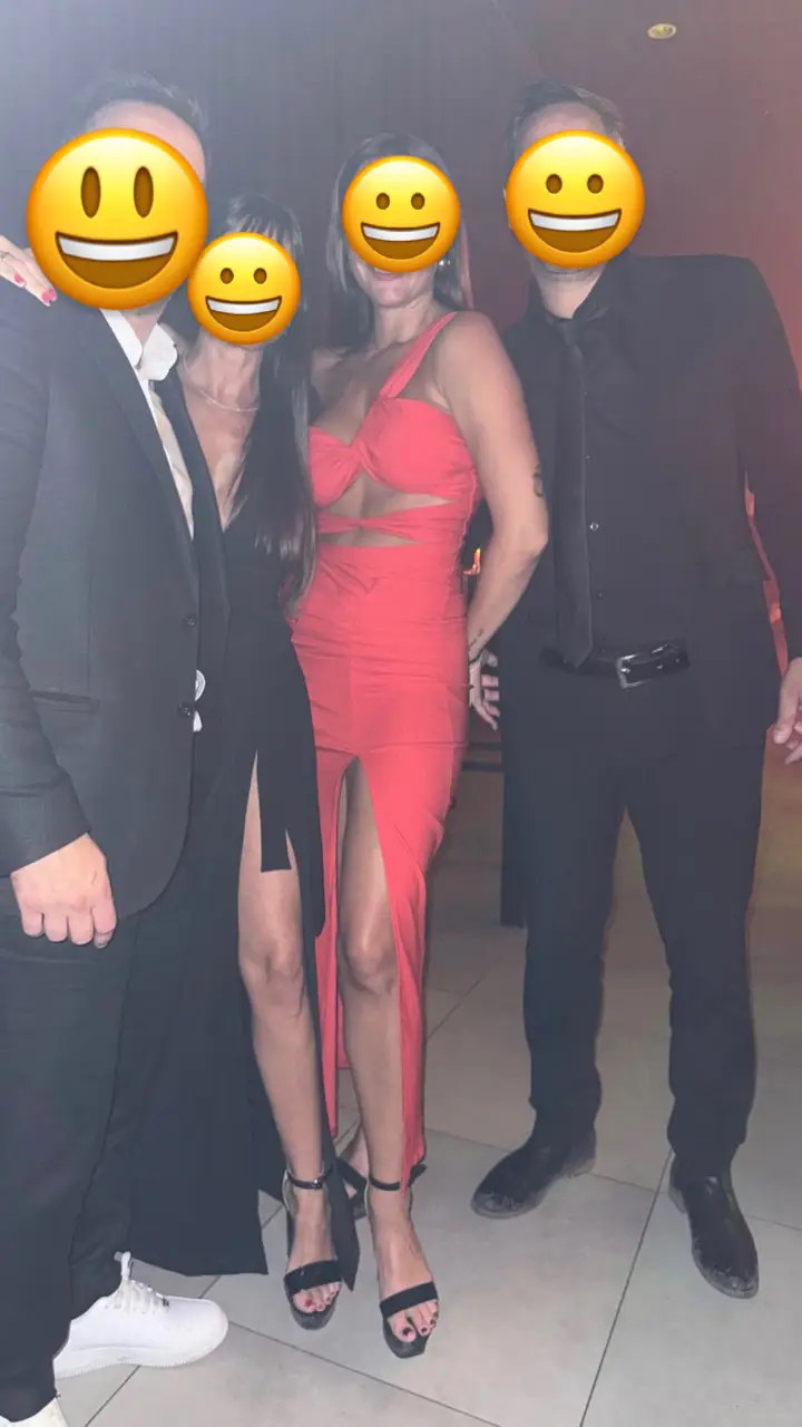 Vestido mini rojo con diseño cut out y abertura en la pierna. Ideal para fiestas y eventos. usado una sola vez, Talle L tiene mucho elastano pecho 95/105 cintura 74/84 cadera96/106