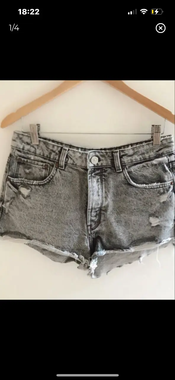 Short de jean gris con efecto gastado y roturas. Talle 40 de la marca Zara. Ideal para un look casual y moderno. short rígido cintura 78 cm tiro 30 cm