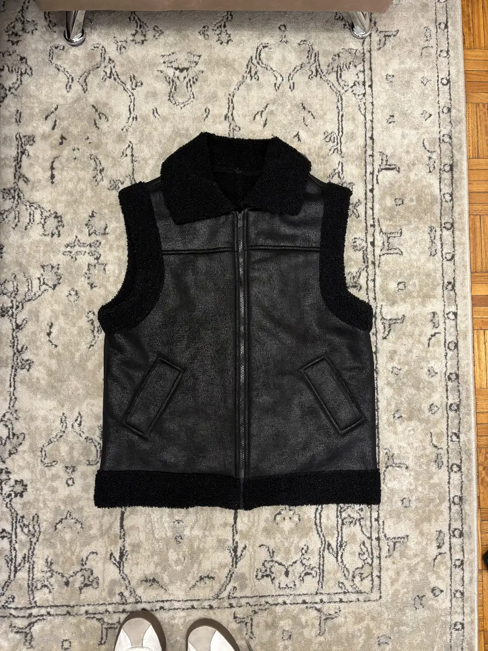 Chaleco con corderito por dentro y en bordes. Cierre con cremallera y bolsillos delanteros. Ideal para un look casual y abrigado. talle M (es holgado)