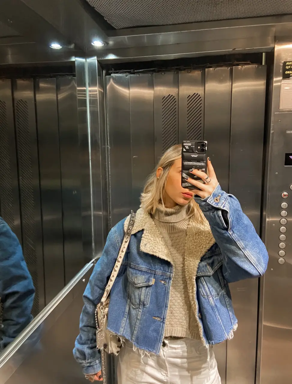 Campera de jean con interior de corderito, corte cropped y detalles desflecados. Ideal para un look canchero y abrigado.