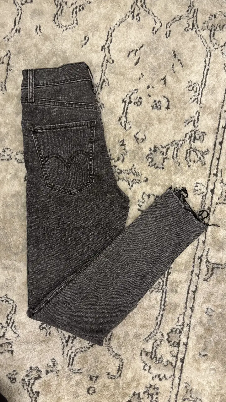 Jeans de mujer Levi's Mile High Super Skinny, tiro alto, color gris oscuro, con detalle de rotura en el bajo. Talle 24.
