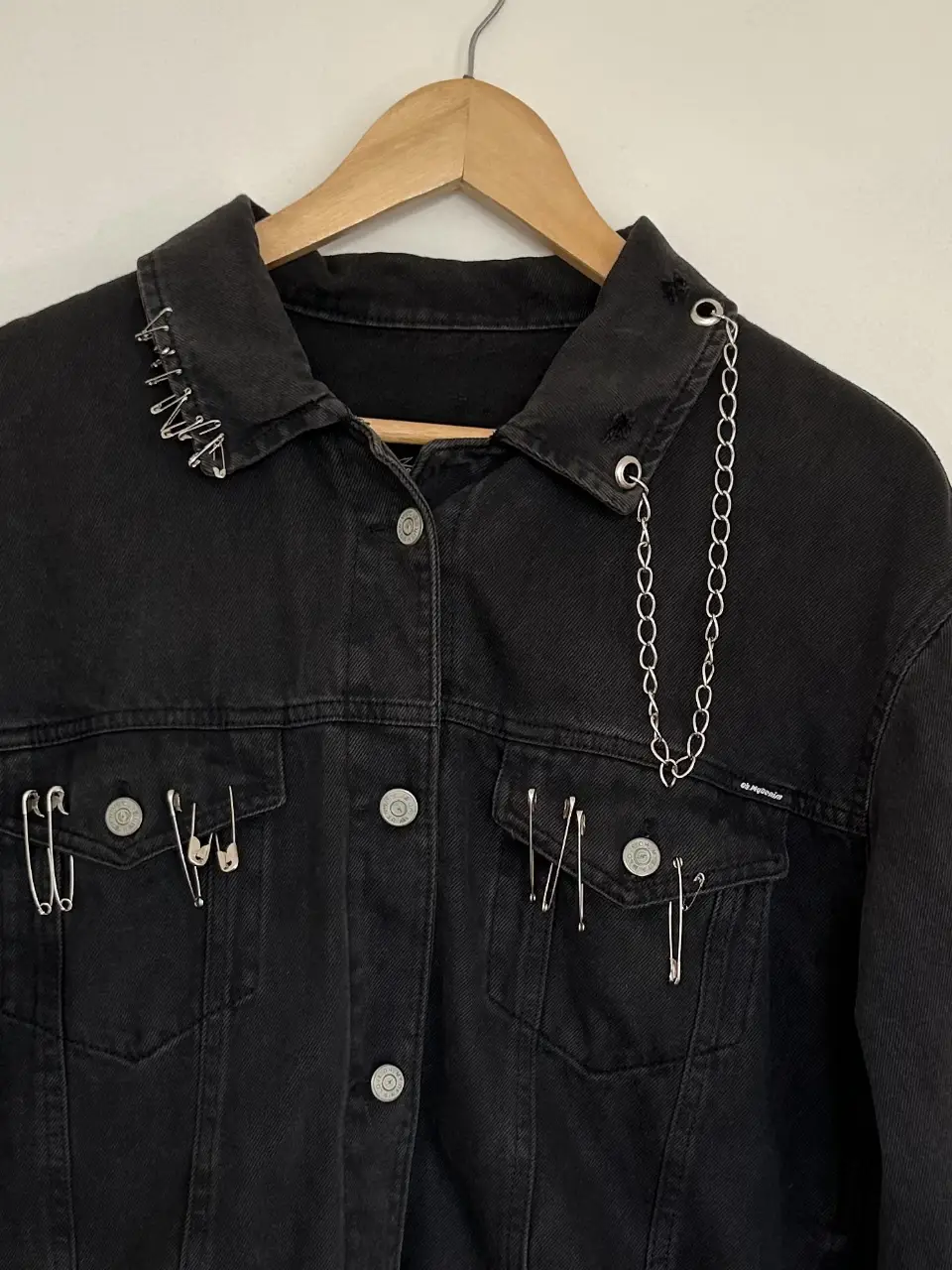Campera de jean negra con detalles de tachas y cadenas. Ideal para un look urbano y canchero. Perfecta para combinar con jeans o faldas. es un talle M/L  (40) queda como oversize