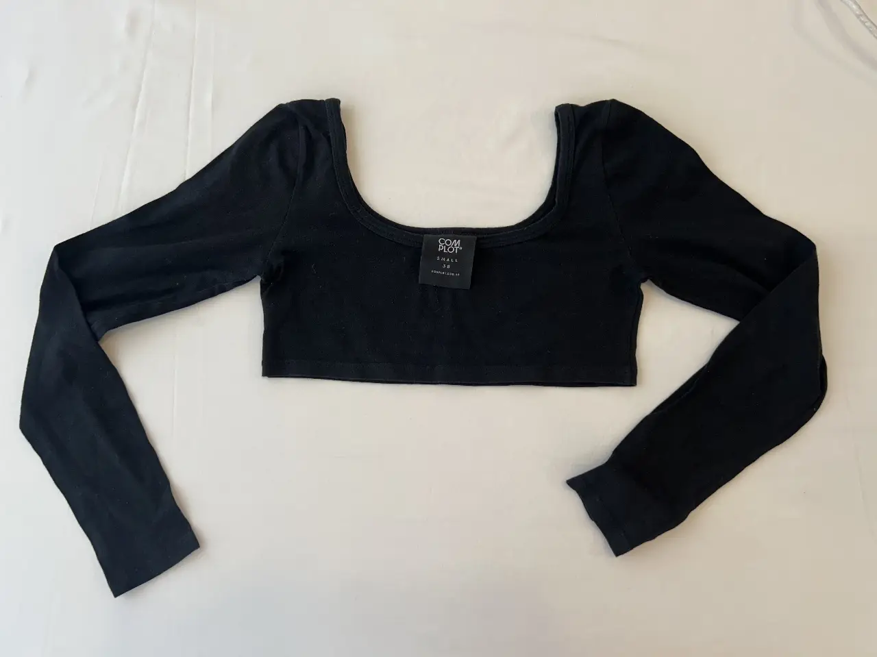 Top manga larga negro, ideal para un look moderno y versátil. Perfecto para combinar con diferentes outfits.