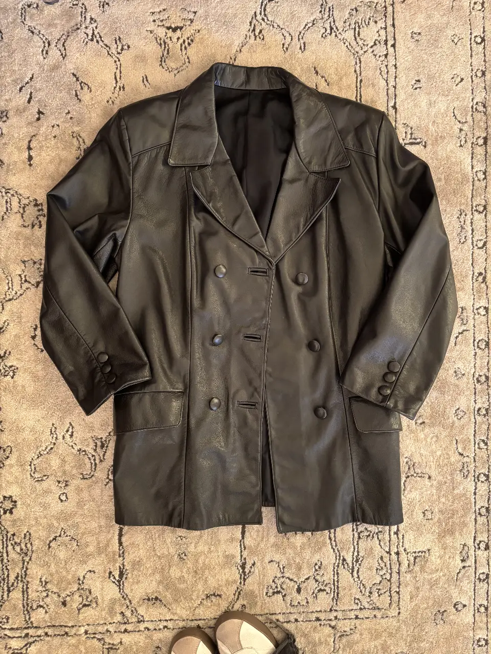 Chaqueta blazer de cuero negro natural, con botones y bolsillos. Ideal para un look elegante y sofisticado.