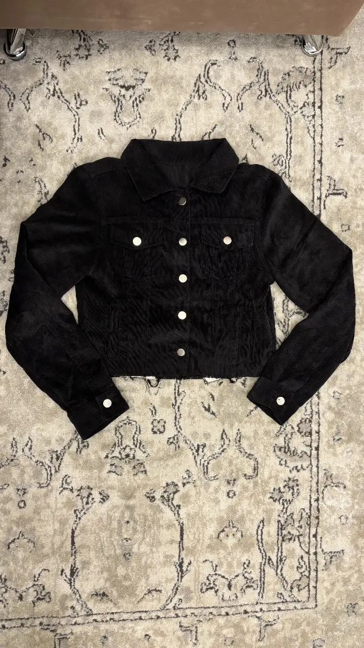 Campera de corderoy negra, ideal para un look casual y canchero. Perfecta para usar en cualquier salida.
