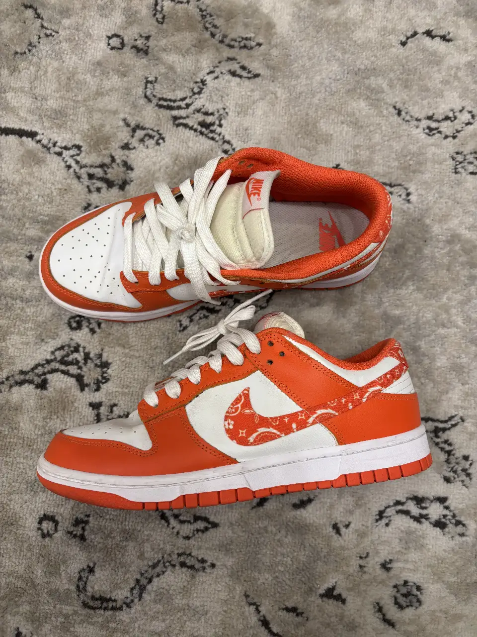 Zapatillas Nike Dunk Paisley, blancas y naranjas con detalles de diseño. Ideales para un look urbano y moderno. Talle US 9,5 woman 26.5cm