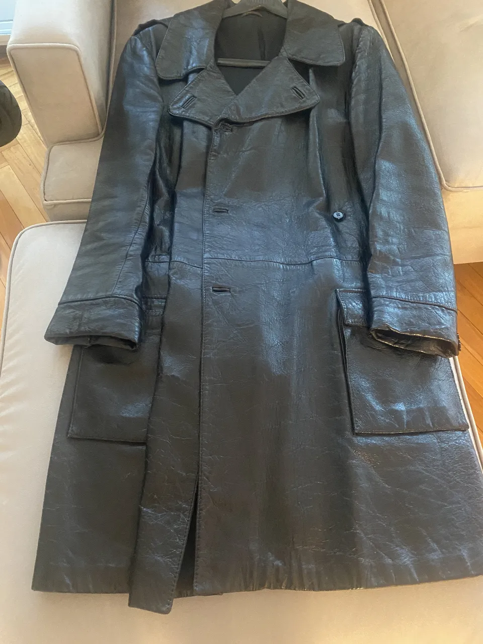 Tapado largo de cuero negro, con solapas clásicas y botones. Ideal para un look elegante y abrigado en invierno.
