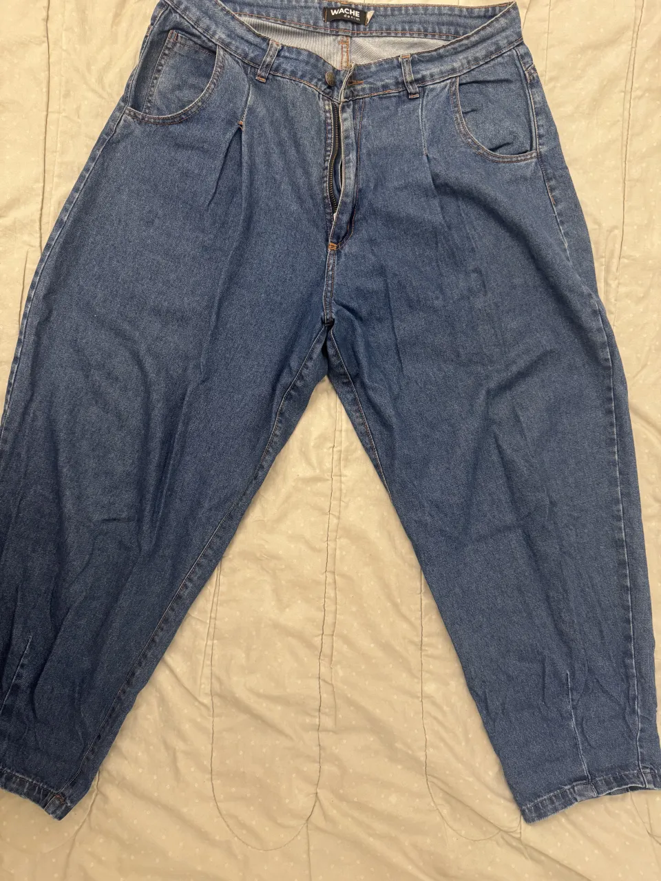 Jeans de corte ancho y tiro alto, tela de jean ligera. 
Talle 46 pero es muy amplio y largo. 