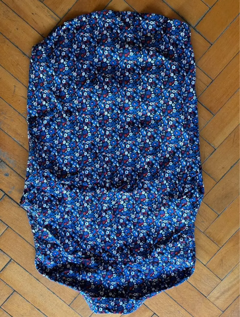 Camisa de mujer con estampado floral en tonos azules, blancos y rojos. Ideal para un look casual y fresco.