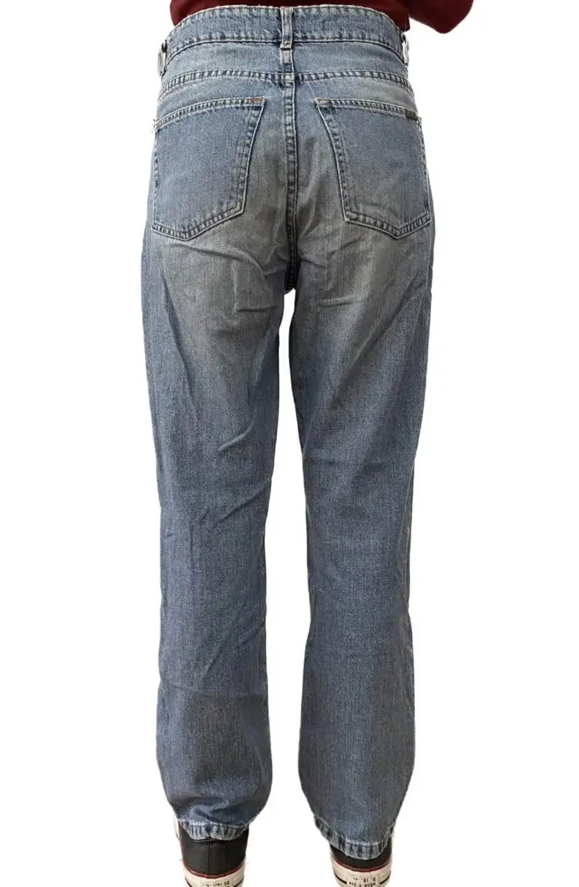 Jeans rectos de hombre, tiro medio, color azul gastado. Un clásico para cualquier ocasión.