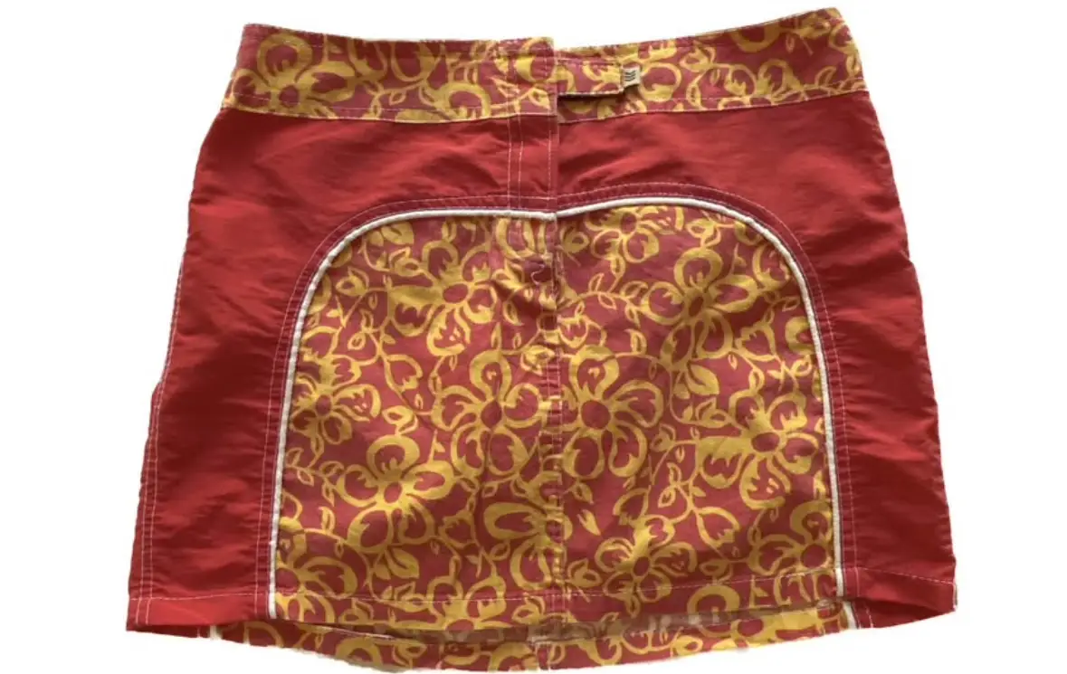 Minifalda de mujer con estampado floral en tonos amarillos y rojos. Diseño Y2K con detalles en blanco. Ideal para un look retro y moderno.