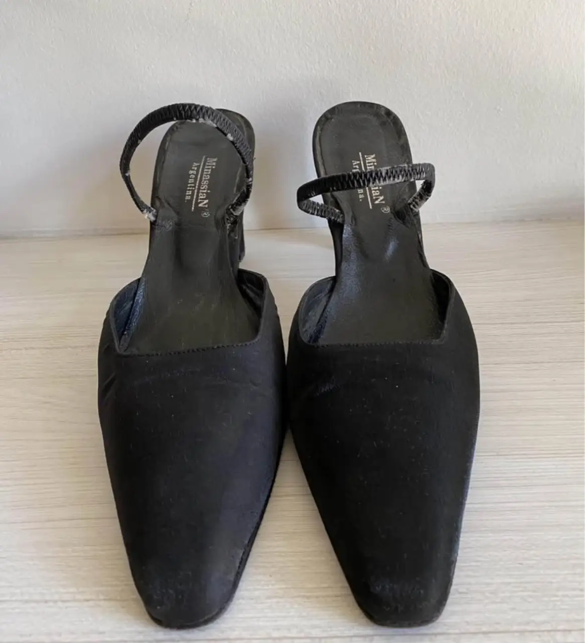 Elegantes zapatos de taco alto negros, con diseño de punta fina y tira en el tobillo. Ideales para eventos formales o para darle un toque sofisticado a cualquier look.