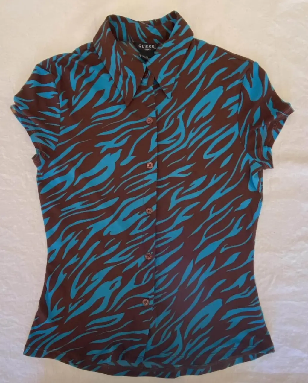 Camisa Guess con estampado de cebra en tonos marrón y azul. Confeccionada en nylon, talle M. Ideal para un look Y2K.