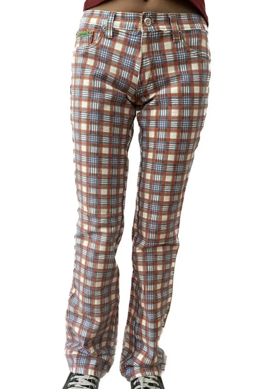 Pantalón de mujer con estampado a cuadros en tonos marrones, blancos y azules. Corte recto, ideal para un look casual y con onda.