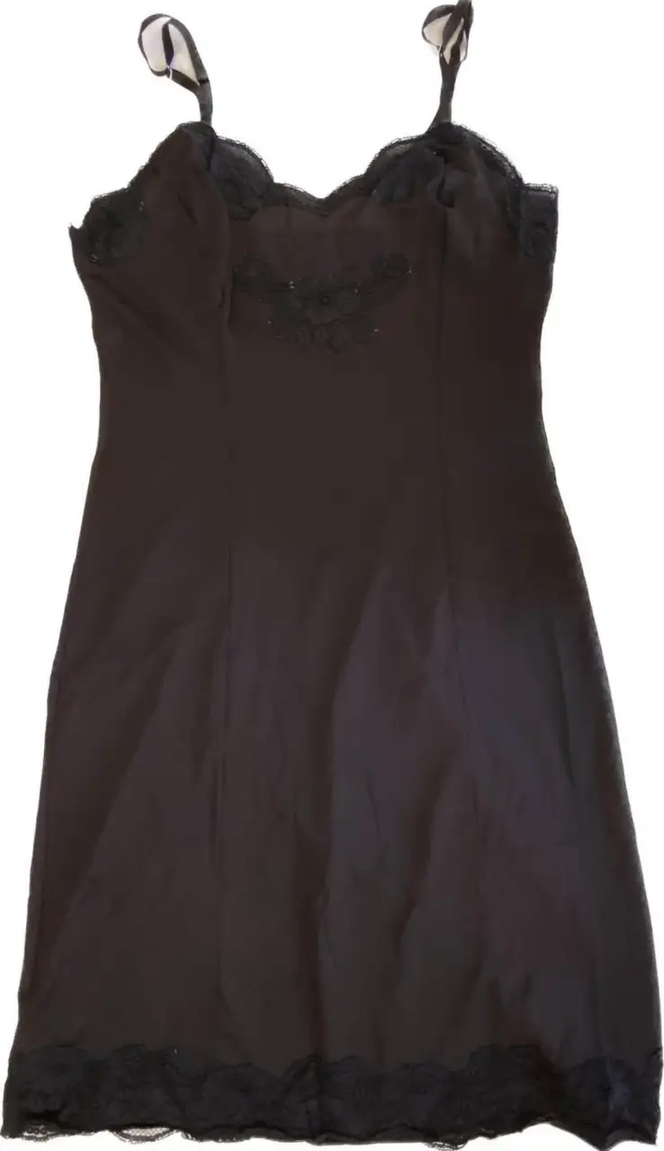Vestido slip negro con detalles de encaje en el escote y el bajo. Ideal para una salida o evento especial.