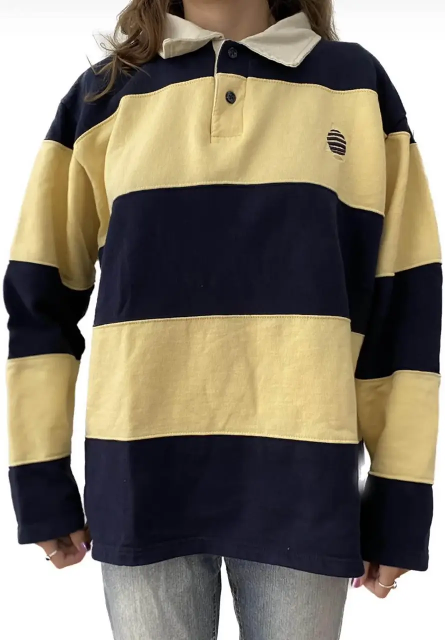 Remera manga larga de rugby a rayas amarillas y azul marino, con cuello polo y detalles de la marca Marine Pool. Ideal para un look casual y retro.