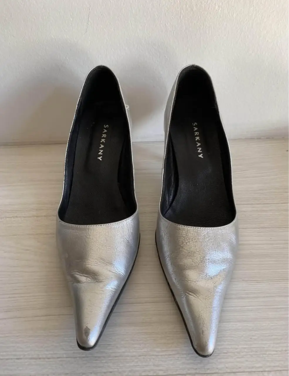 Elegantes zapatos de taco alto plateados de la marca Sarkany. Ideales para eventos formales o para darle un toque sofisticado a cualquier look.
