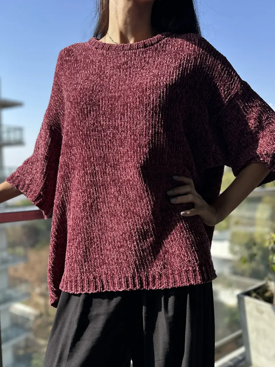 Sweater de terciopelo color borgoña, con mangas amplias y corte holgado. Ideal para un look casual y cómodo.