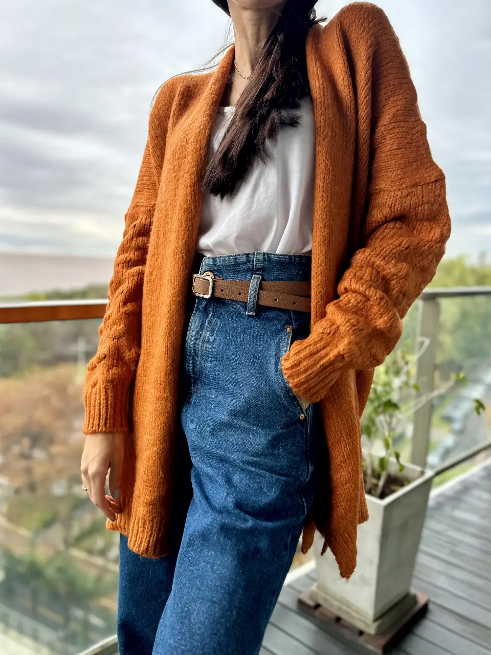 Cardigan tejido de color naranja, ideal para un look casual y abrigado. Perfecto para combinar con jeans y una remera blanca.